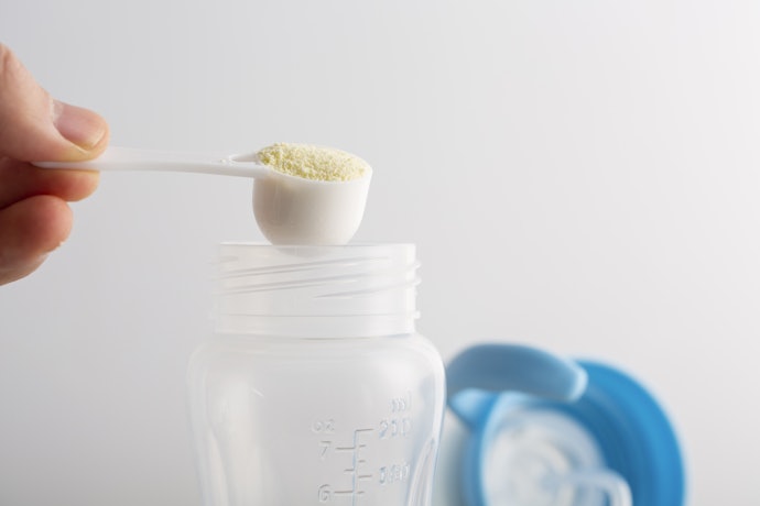 母乳寶寶起先以少量試喝為上策