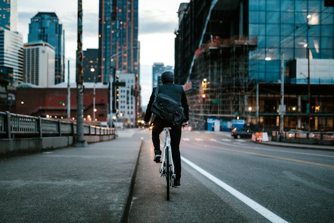 自行車前燈要往哪裡照,才不會讓對向車輛覺得刺眼?