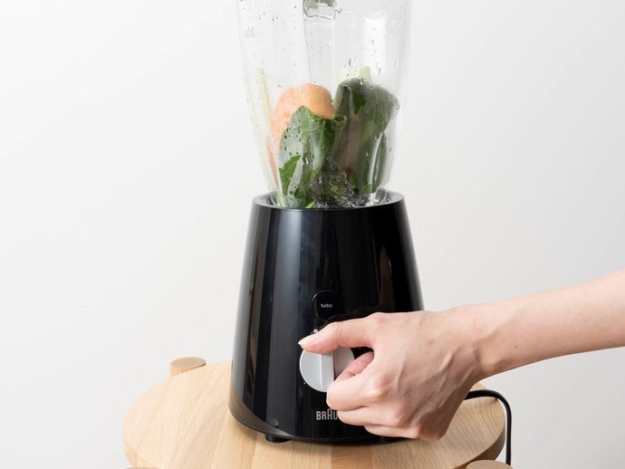 研磨機適合乾式食材,要放入水果、蔬菜優先考慮調理機!