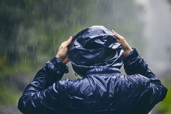豪雨就交給防水性能完善的兩件式雨衣對抗!