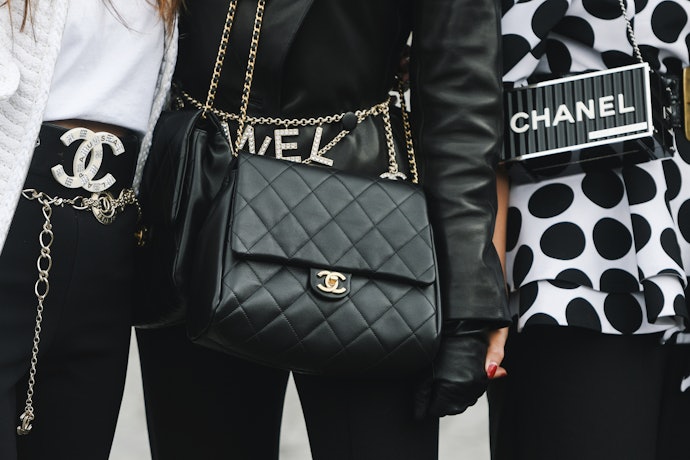 以不退流行的Chanel耳環展現優雅品味