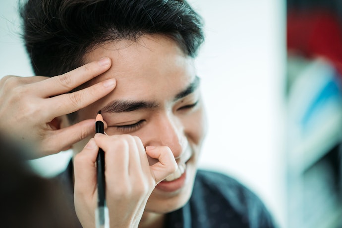 畫眉毛並非女性的專利