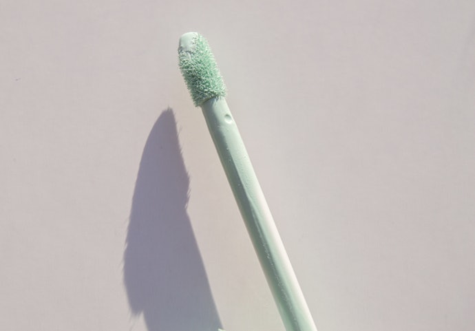 泛紅時應以帶黃的芥末綠校正,健康膚色亦可選橘色系