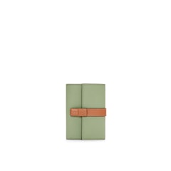 Small vertical wallet in soft grained calfskin