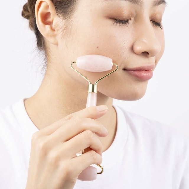 Abundy me 玫瑰石英臉部按摩滾輪棒 5