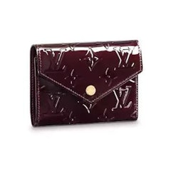 3. VICTORINE Monogram 漆亮牛皮短夾 M62427