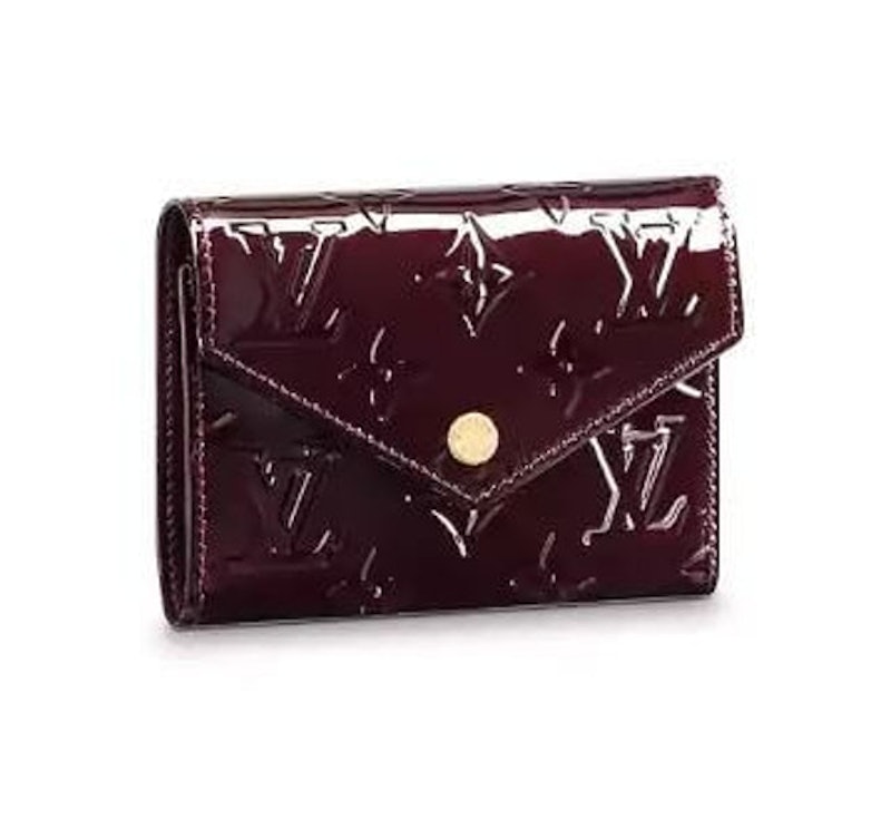 3. VICTORINE Monogram 漆亮牛皮短夾 M62427 1