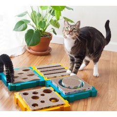 1. Petstages 多功能巧拼軌道球貓抓板