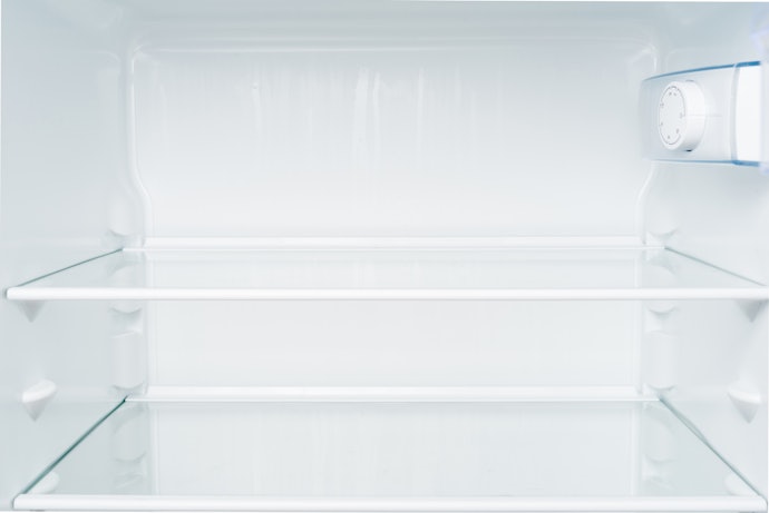 可調式玻璃層架依食材高度調整,蔬果保鮮室分區降低氣味混雜
