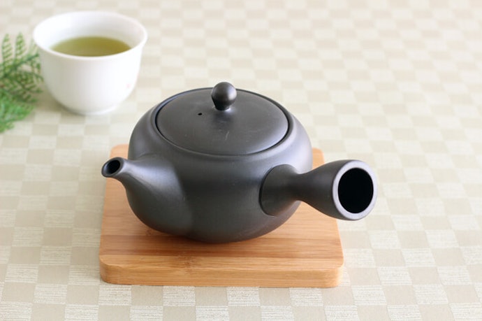以溫水清洗新壺,用洗米水來養壺