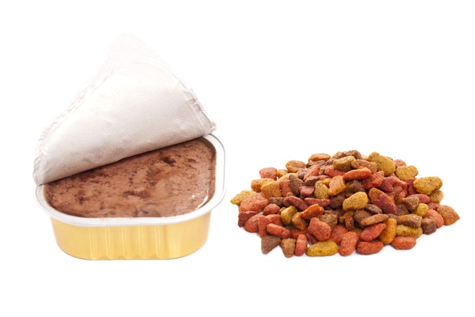 乾飼料價格低、好保存,濕食能補充水分,依需求挑選即可