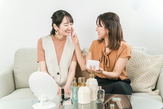 粉餅顏色以臉頸交界為準,遮瑕與提亮則分區處理