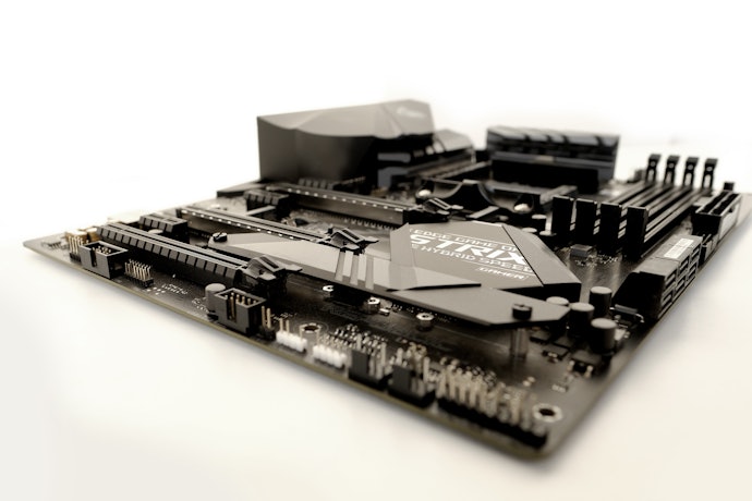 規格依預算決定,以i7處理器+RTX4060顯示卡為佳