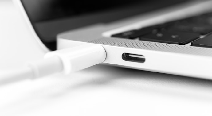 以Type-C接口為主,有舊設備才考慮USB-A