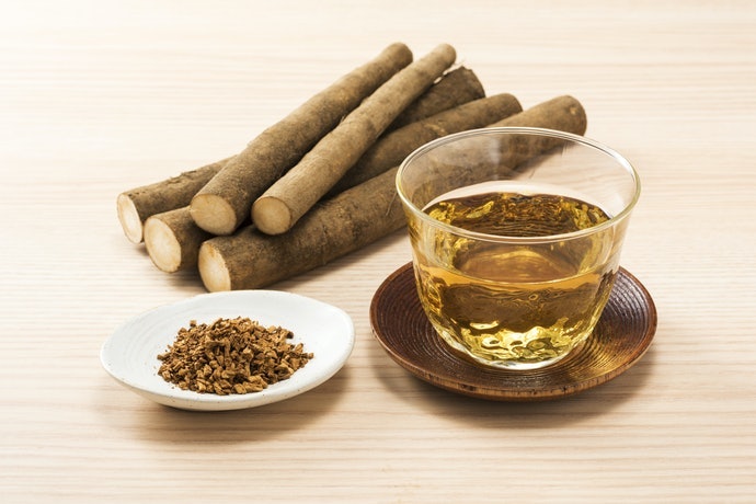 挑選使用帶皮牛蒡的茶飲