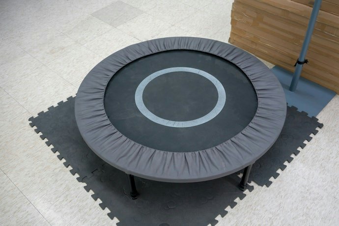 成人用承重應有100kg,並具備多根穩固粗腳柱
