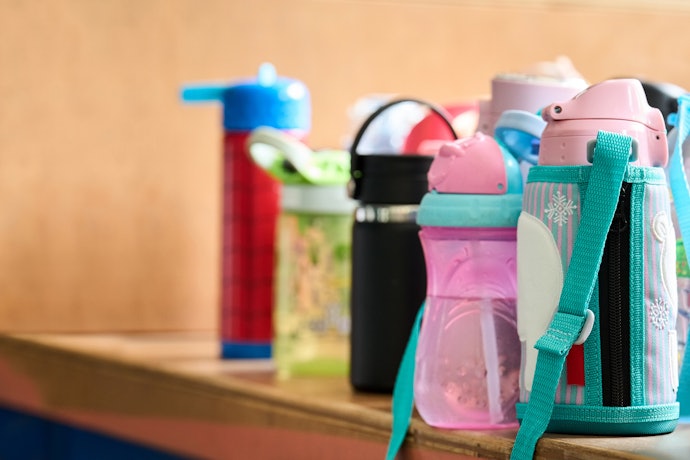 容量能以幼稚園350mL、小學500mL以上為標準
