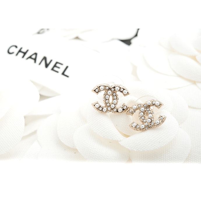 想擁有Chanel就從經典雙C耳環開始收藏