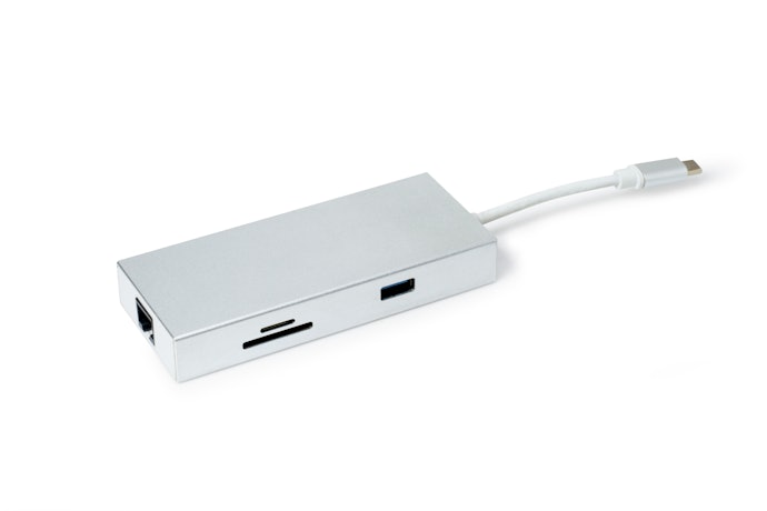 至少要有「兩組Type-C+一組USB-A」,其他接孔則見仁見智