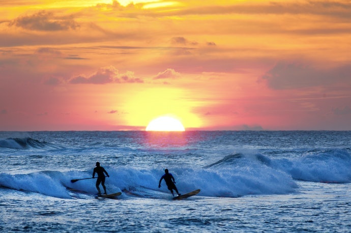 用 SUP 到海邊衝浪