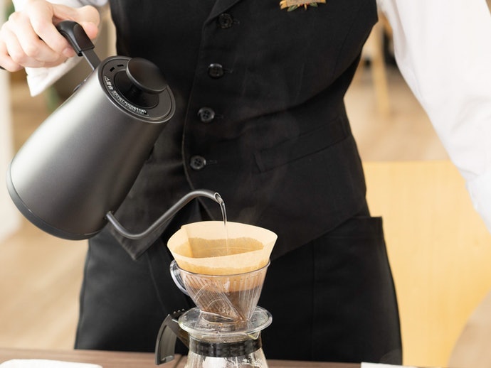 溫杯→放入濾杯→加入咖啡粉→注水