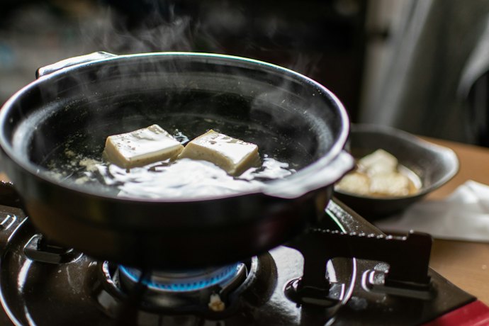 想迅速涮煮可選淺鍋,燉湯或煮飯適合深鍋