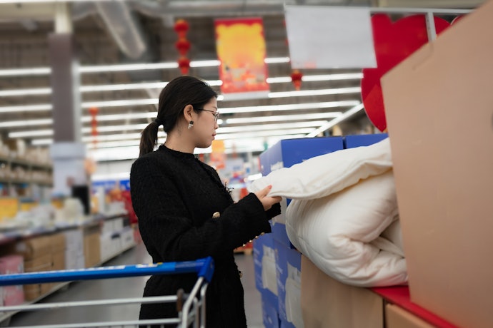 選擇有實體店面的品牌,親自到店觸摸、按壓體驗最準確
