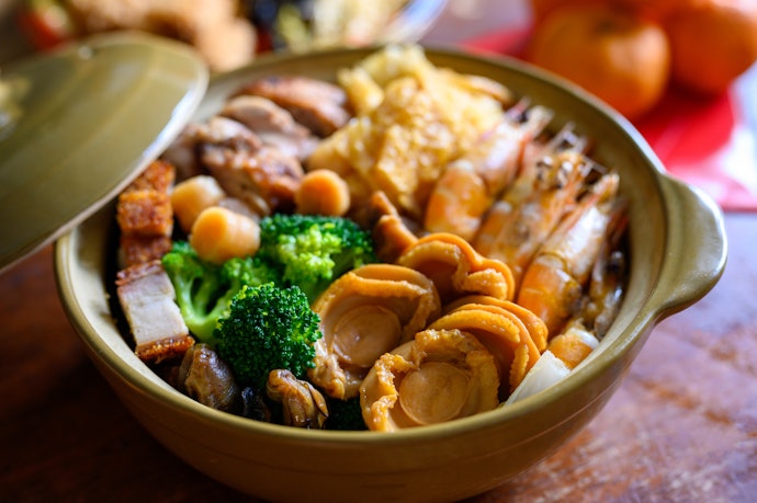 營造豪華節慶感可選含有烏參、鮑魚等頂級食材的甕裝款