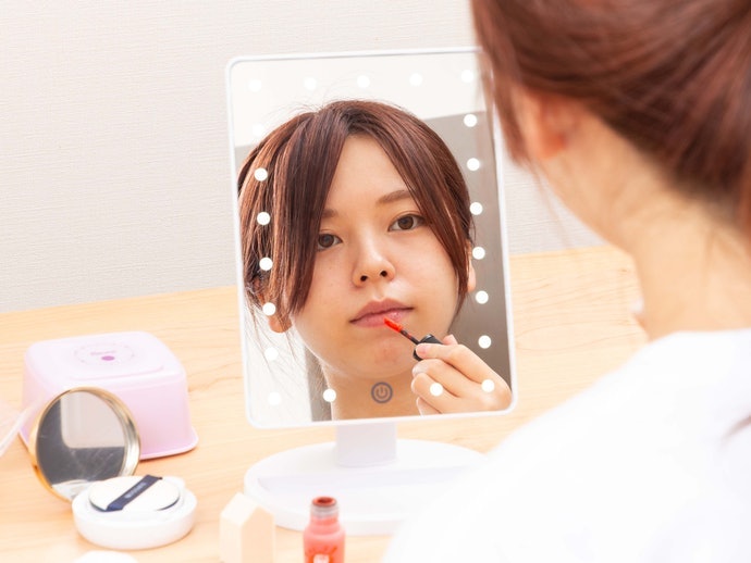 持久的高顯色唇釉可能會染唇,想避免就要先試擦確認