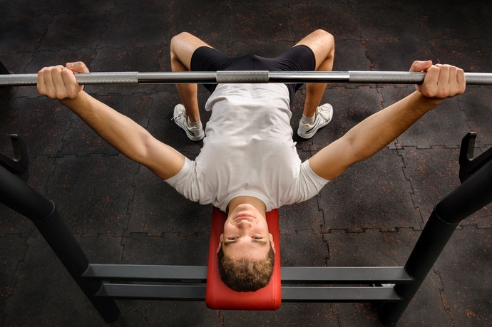 臥推:增強胸肌