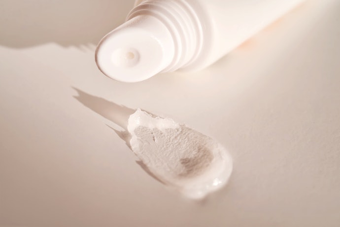 嘴唇乾燥需要乳油木果油、荷荷芭油、維他命E 等保濕成分