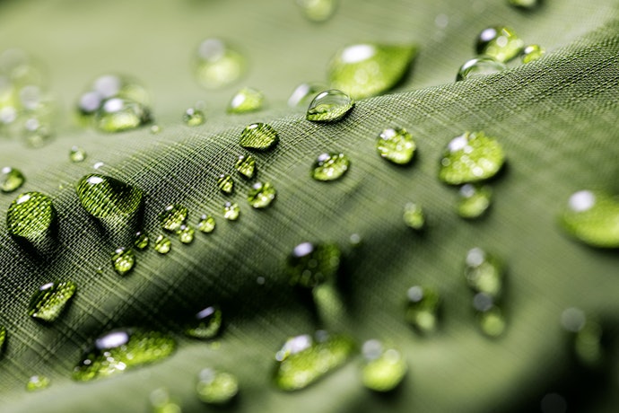要抵擋細雨至少需要防潑水等級的防水能力