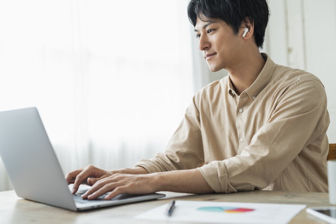 原則上以不受拘束的無線耳機為優先,但續航至少要4小時以上