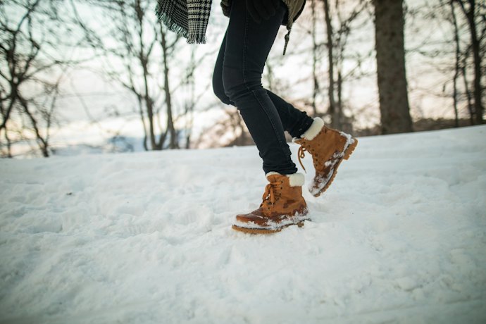 雪地行走以高筒為佳,重視穿搭與便利性可選中低筒