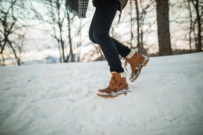 雪地行走以高筒為佳,重視穿搭與便利性可選中低筒