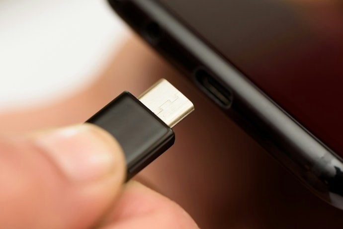 續航要能支撐8小時使用,並且以USB-C充電才實用