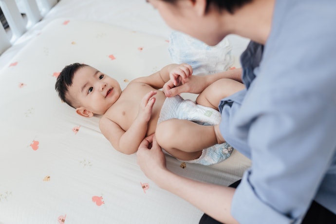 以寶寶喜歡的卡通圖案減少抗拒換尿布
