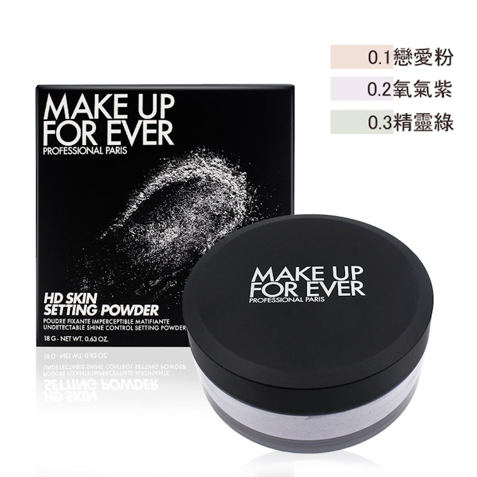 最後以蜜粉與定妝噴霧加強持妝力與光澤感