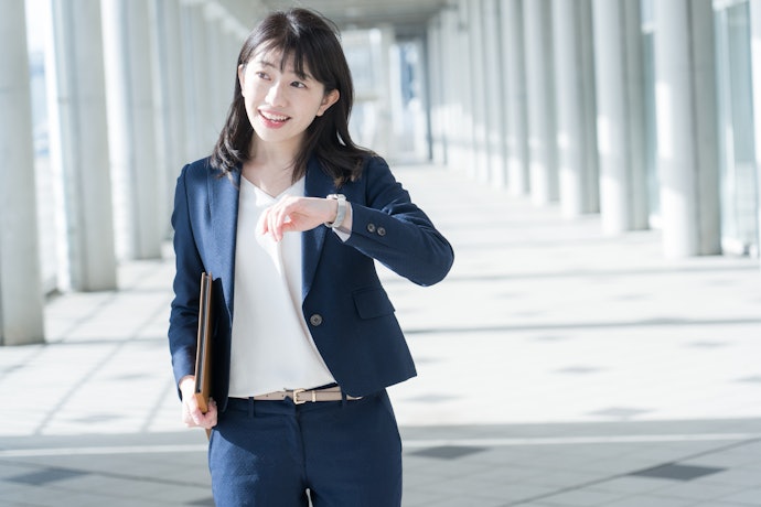 女生日常穿搭能選長版Oversized修飾身材