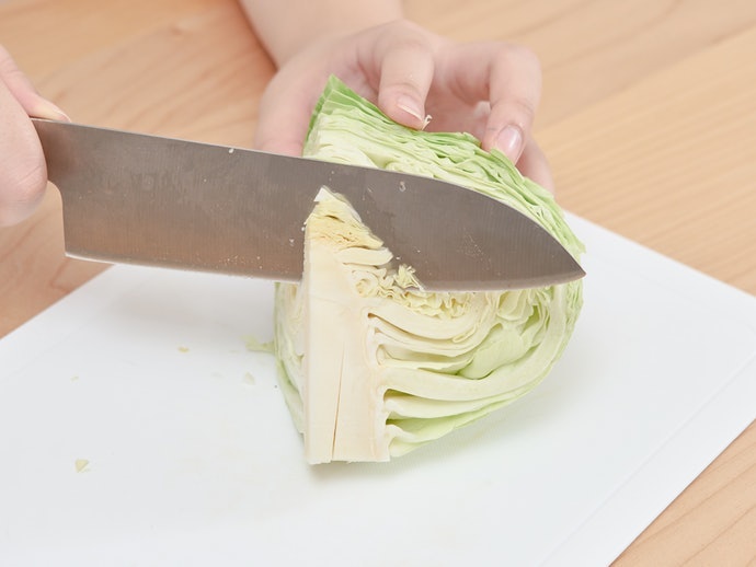 配合刨刀寬度修飾食材,事先取下菜心或果核