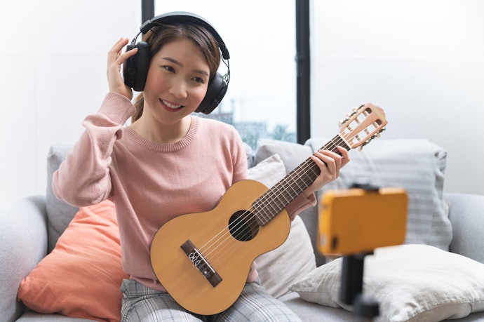 想自己創作應能編曲填詞並添加多種樂器