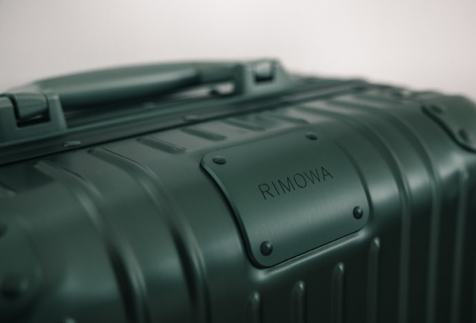 追求頂級可參考30,000 元以上的RIMOWA、Tumi、FPM