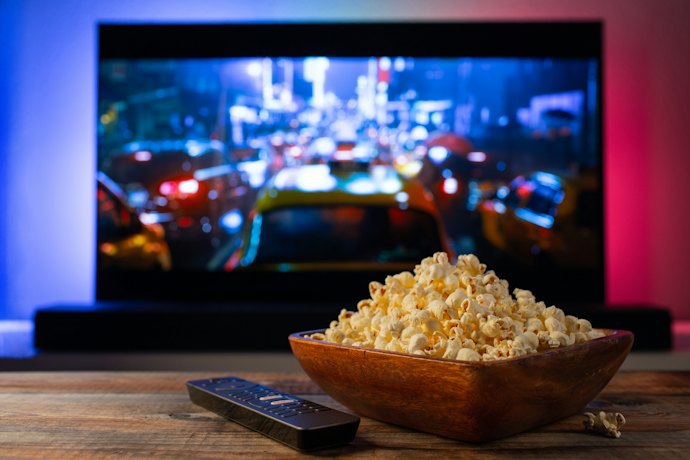 4K 解析度是基本,面板選Mini LED或OLED