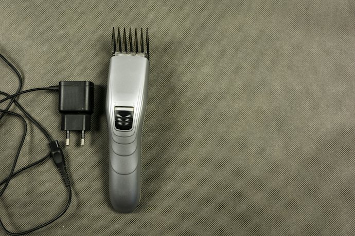 一般家庭買充電式即可,人數多才選插充兩用