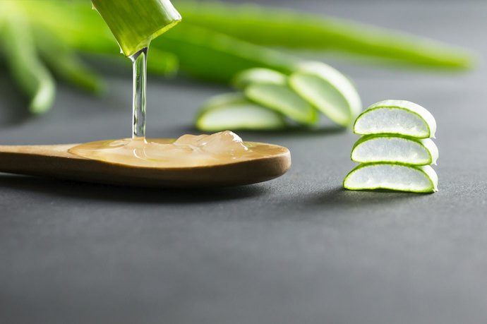 發紅時能先以茶樹、蘆薈、甘草酸來鎮定消炎