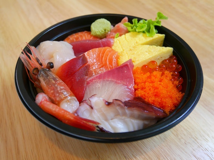淺身廣口飯碗:突顯散壽司和海鮮丼的美味