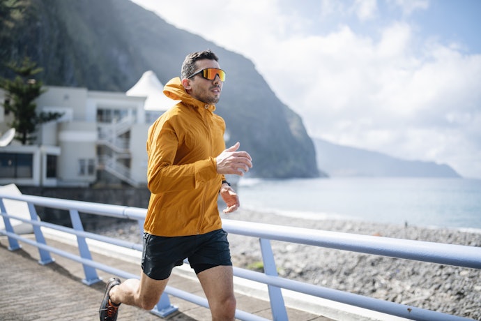 運動型鏡框搭配黃色鏡片,晴雨均可用
