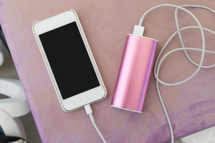 不卸下手機也能充電的類型