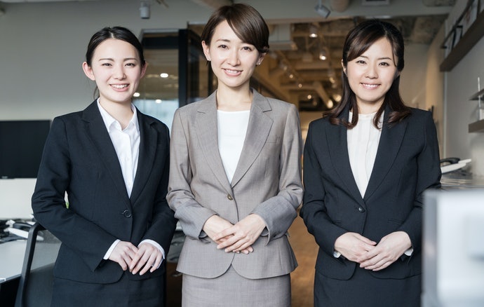灰或深藍:部分企業的基本色