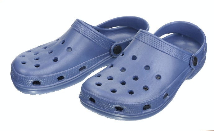crocs型:穿脫便利,短暫外出最合適